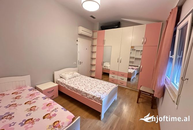 Shtepi me qera Papafingo(kati i catise) ne Tirane, 4+1, Mobilimi E mobiluar, Pagesa 1,100,000  Leke.