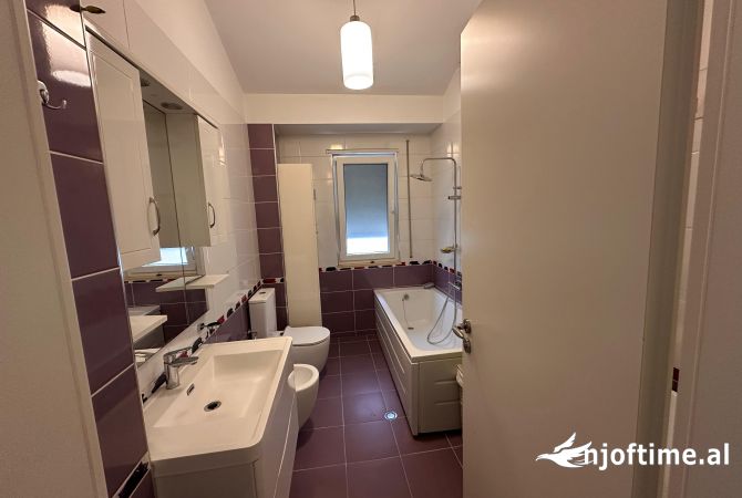 Shtepi me qera Papafingo(kati i catise) ne Tirane, 4+1, Mobilimi E mobiluar, Pagesa 1,100,000  Leke.