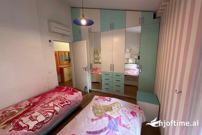 Shtepi me qera Papafingo(kati i catise) ne Tirane, 4+1, Mobilimi E mobiluar, Pagesa 1,100,000  Leke.