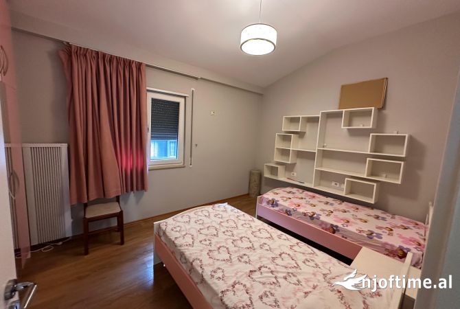 Shtepi me qera Papafingo(kati i catise) ne Tirane, 4+1, Mobilimi E mobiluar, Pagesa 1,100,000  Leke.