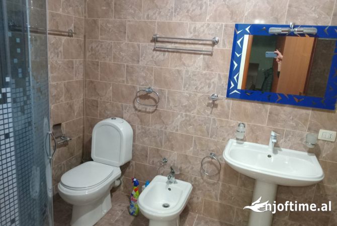 Shtepi me qera Apartament ne Tirane, 1+1, Mobilimi E mobiluar, Pagesa 40,000  Leke.