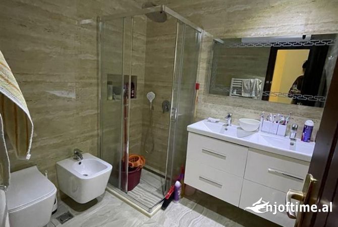 Shtepi ne shitje Apartament ne Tirane, 3+1, Mobilimi E mobiluar, Pagesa 245,000  Euro.