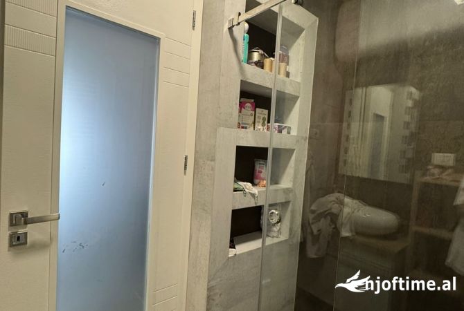 Shtepi ne shitje Apartament ne Tirane, 2+1, Mobilimi E mobiluar, Pagesa 206,000  Euro.