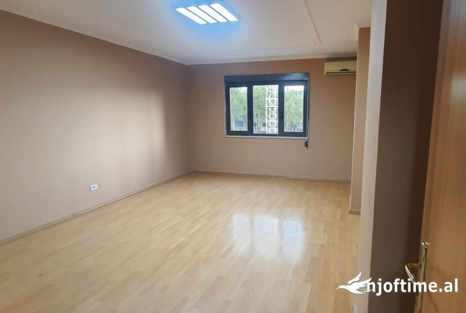 Ambient biznesi me qera 3+1 ne Tirane - 1,500 Euro