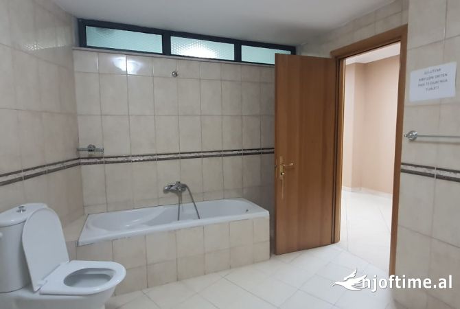 Ambient biznesi me qera 3+1 ne Tirane - 1,500 Euro