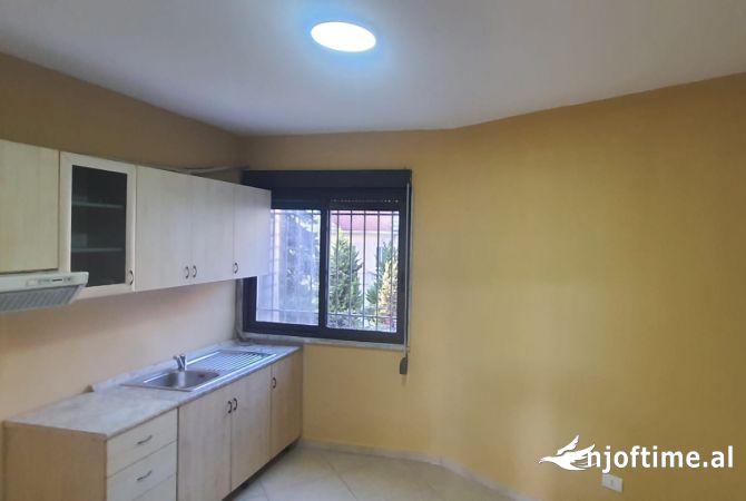 Ambient biznesi me qera 3+1 ne Tirane - 1,500 Euro