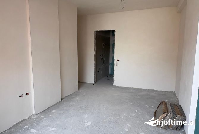 Shtepi ne shitje Apartament ne Tirane, 2+1, Mobilimi Bosh, pa mobiluar, Pagesa 160,000  Euro.