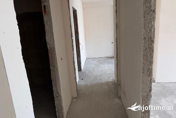 Shtepi ne shitje Apartament ne Tirane, 2+1, Mobilimi Bosh, pa mobiluar, Pagesa 160,000  Euro.