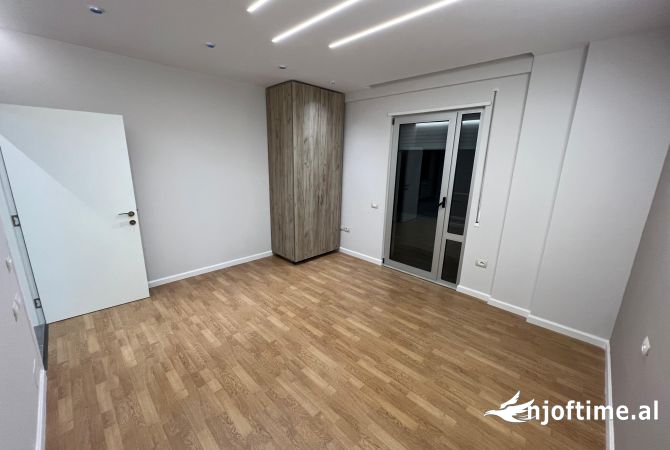 Shtepi ne shitje Apartament ne Tirane, 3+1, Mobilimi Bosh, pa mobiluar, Pagesa 280,000  Euro.