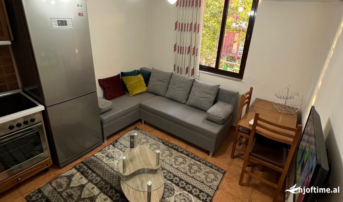 Shtepi me qera Apartament ne Tirane, 1+1, Mobilimi E mobiluar, Pagesa 490  Euro.