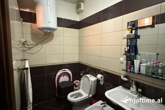 Shtepi ne shitje Apartament ne Tirane, 2+1, Mobilimi E mobiluar, Pagesa 113,000  Euro.
