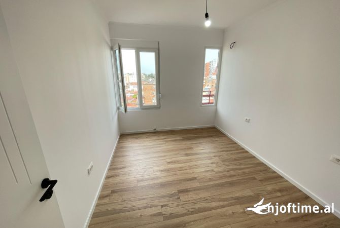 Shtepi ne shitje Apartament ne Tirane, 2+1, Mobilimi Bosh, pa mobiluar, Pagesa 132,000  Euro.