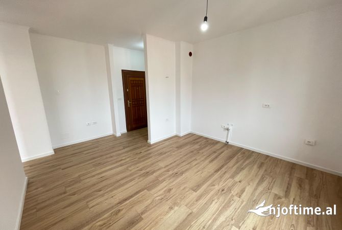 Shtepi ne shitje Apartament ne Tirane, 2+1, Mobilimi Bosh, pa mobiluar, Pagesa 132,000  Euro.