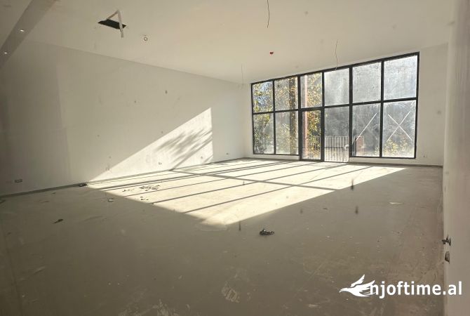 Ambient biznesi me qera 3+1 ne Tirane - 2,300 Euro