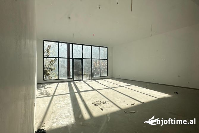 Ambient biznesi me qera 3+1 ne Tirane - 2,300 Euro