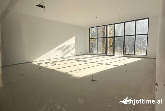 Ambient biznesi me qera 3+1 ne Tirane - 2,300 Euro