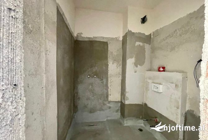 Shtepi ne shitje Apartament ne Tirane, 2+1, Mobilimi Bosh, pa mobiluar, Pagesa 175,530  Euro.