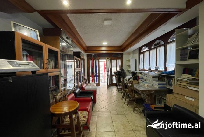  Qera Ambient Biznesi (Zyre) Rruga e Elbasanit  Cmimi: 800 Euro