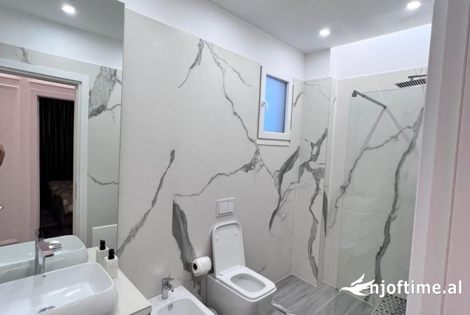 Shtepi me qera Apartament ne Tirane, 3+1, Mobilimi E mobiluar, Pagesa 1,700  Euro.
