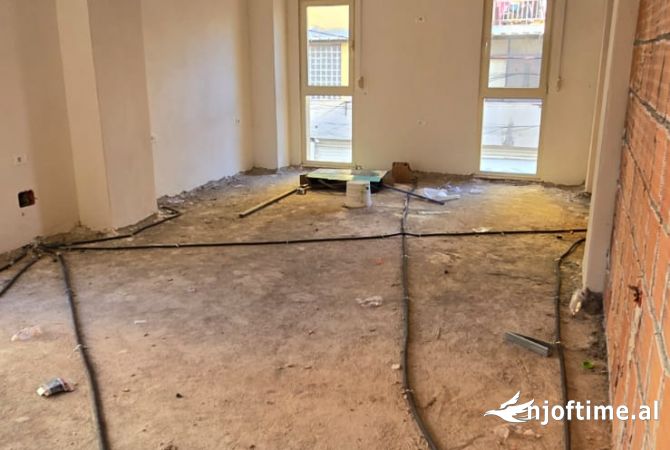 Shtepi ne shitje Apartament ne Tirane, 2+1, Mobilimi Bosh, pa mobiluar, Pagesa 179,000  Euro.