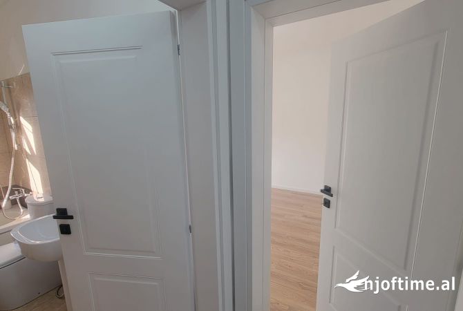 Shtepi ne shitje Apartament ne Tirane, 1+1, Mobilimi Pjeserisht e mobiluar, Pagesa 135,000  Euro.