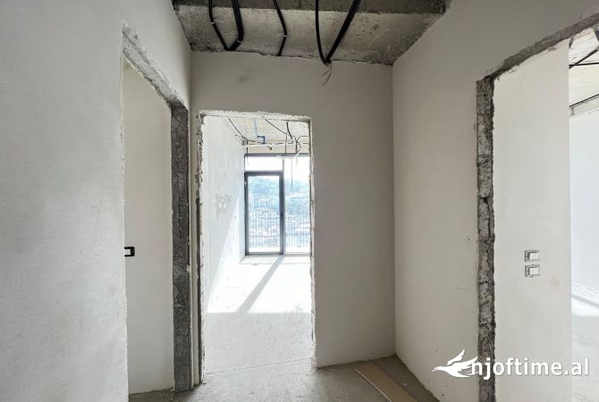 Shtepi ne shitje Apartament ne Tirane, 4+1, Mobilimi Bosh, pa mobiluar, Pagesa 950,000  Euro.