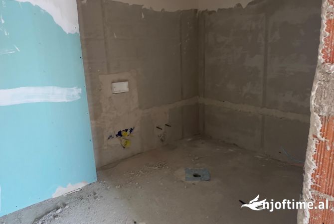 Shtepi ne shitje Apartament ne Tirane, 2+1, Mobilimi Bosh, pa mobiluar, Pagesa 160,000  Euro.