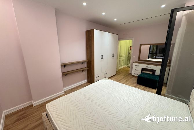 Shtepi me qera Apartament ne Tirane, 3+1, Mobilimi E mobiluar, Pagesa 1,000  Euro.