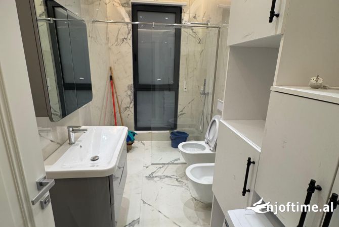 Shtepi me qera Apartament ne Tirane, 3+1, Mobilimi E mobiluar, Pagesa 1,000  Euro.