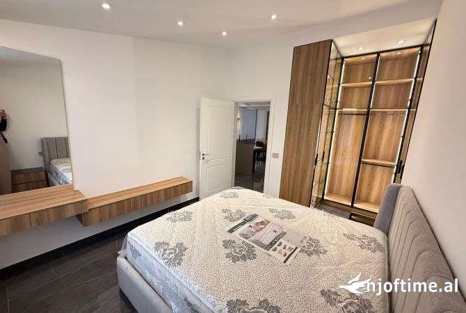 Shtepi me qera Penthose(kati i fundit panoramik) ne Tirane, 2+1, Mobilimi E mobiluar, Pagesa 850  Euro.