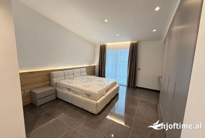 Shtepi me qera Penthose(kati i fundit panoramik) ne Tirane, 2+1, Mobilimi E mobiluar, Pagesa 850  Euro.