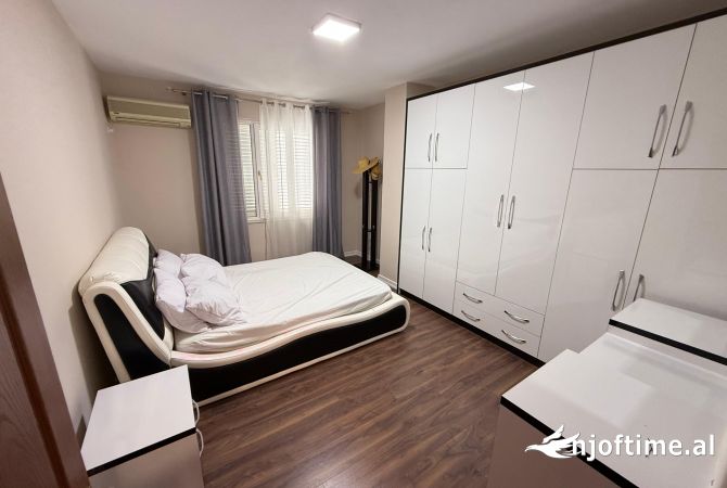 Shtepi me qera Apartament ne Tirane, 3+1, Mobilimi E mobiluar, Pagesa 1,000  Euro.