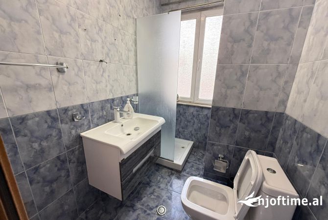 Shtepi me qera Apartament ne Tirane, 3+1, Mobilimi E mobiluar, Pagesa 1,000  Euro.