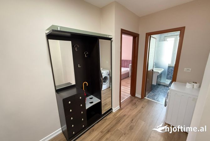 Shtepi me qera Apartament ne Tirane, 3+1, Mobilimi E mobiluar, Pagesa 1,000  Euro.