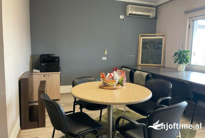 Shtepi me qera 2+1 ne Tirane - 1,300 Euro