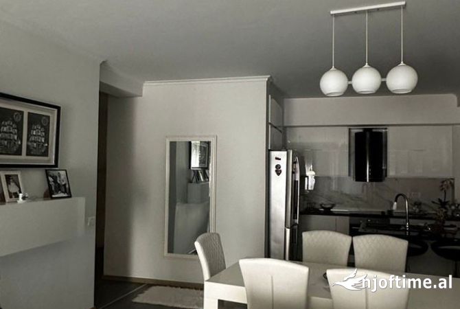 Shtepi ne shitje Apartament ne Tirane, 3+1, Mobilimi E mobiluar, Pagesa 170,000  Euro.