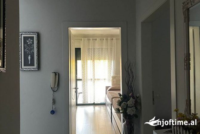 Shtepi ne shitje Apartament ne Tirane, 3+1, Mobilimi E mobiluar, Pagesa 170,000  Euro.