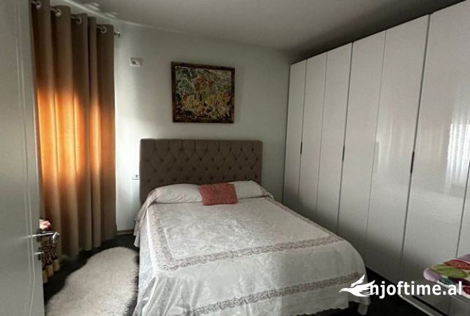 Shtepi ne shitje Apartament ne Tirane, 3+1, Mobilimi E mobiluar, Pagesa 170,000  Euro.