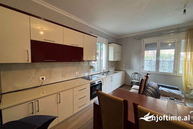 Shtepi me qera Shtepi Private ne Tirane, 2+1, Mobilimi E mobiluar, Pagesa 400  Euro.