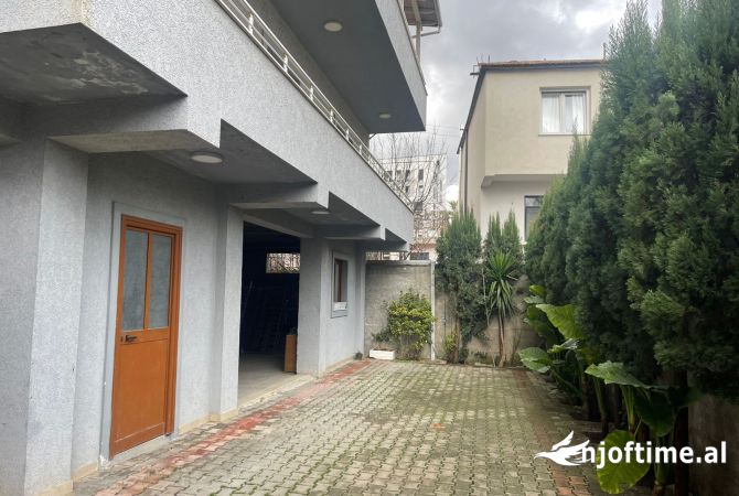 Shtepi me qera Duplex(shtepi me 2 kate) ne Tirane, 2+1, Mobilimi E mobiluar, Pagesa 1,350  Euro.