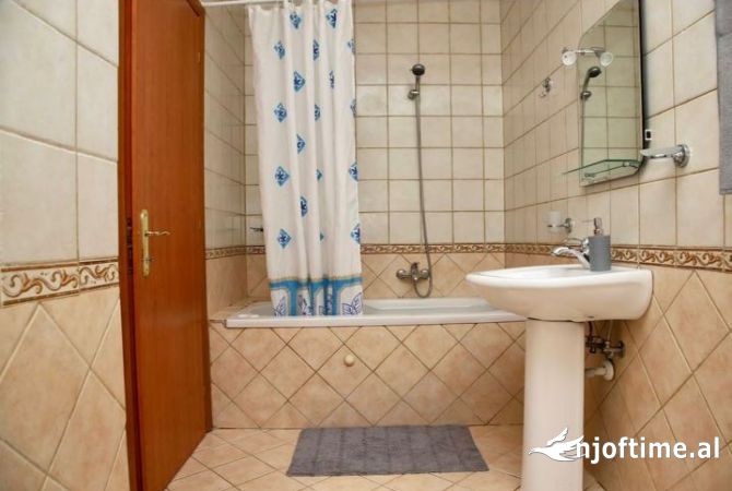 Shtepi me qera Apartament ne Tirane, 2+1, Mobilimi E mobiluar, Pagesa 800  Euro.