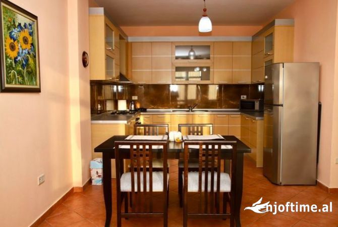 Shtepi me qera Apartament ne Tirane, 2+1, Mobilimi E mobiluar, Pagesa 800  Euro.
