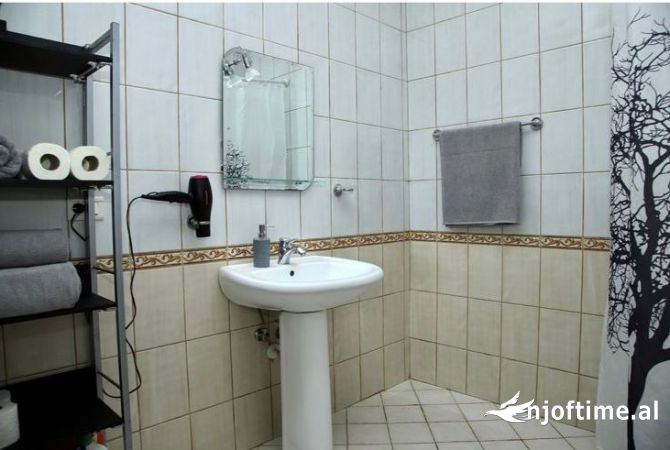 Shtepi me qera Apartament ne Tirane, 2+1, Mobilimi E mobiluar, Pagesa 800  Euro.