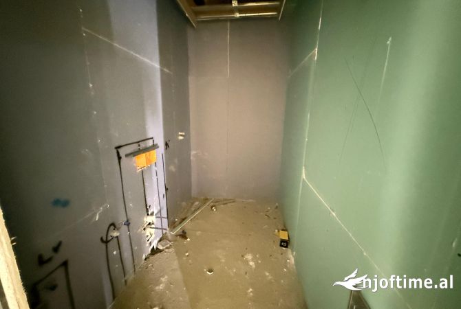 Shtepi ne shitje Vila Luksoze ne Tirane, 5+1, Mobilimi Bosh, pa mobiluar, Pagesa 350,000  Euro.