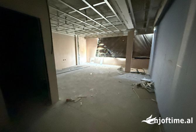 Shtepi ne shitje Vila Luksoze ne Tirane, 5+1, Mobilimi Bosh, pa mobiluar, Pagesa 350,000  Euro.