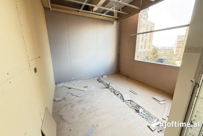 Shtepi ne shitje Vila Luksoze ne Tirane, 5+1, Mobilimi Bosh, pa mobiluar, Pagesa 350,000  Euro.