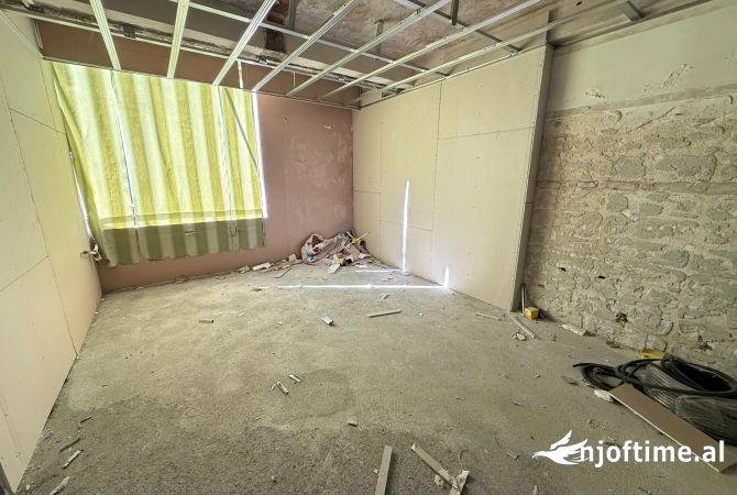 Shtepi ne shitje Vila Luksoze ne Tirane, 5+1, Mobilimi Bosh, pa mobiluar, Pagesa 350,000  Euro.