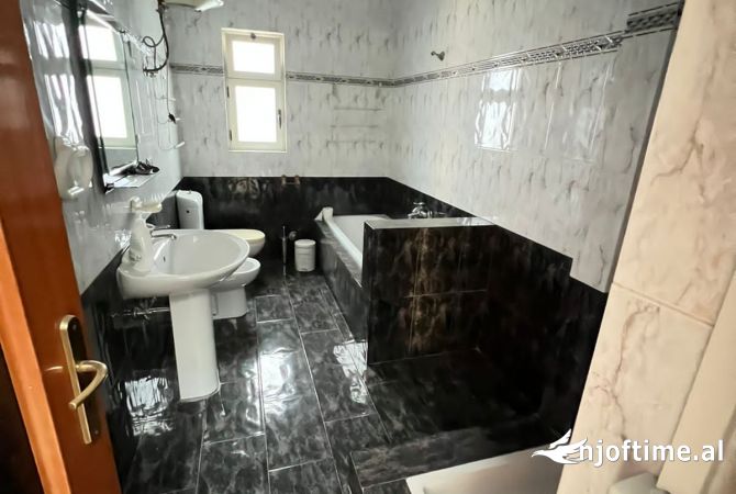 Shtepi me qera Shtepi Private ne Tirane, 3+1, Mobilimi Pjeserisht e mobiluar, Pagesa 1,000  Euro.