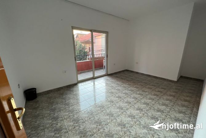 Shtepi me qera Shtepi Private ne Tirane, 3+1, Mobilimi Pjeserisht e mobiluar, Pagesa 1,000  Euro.