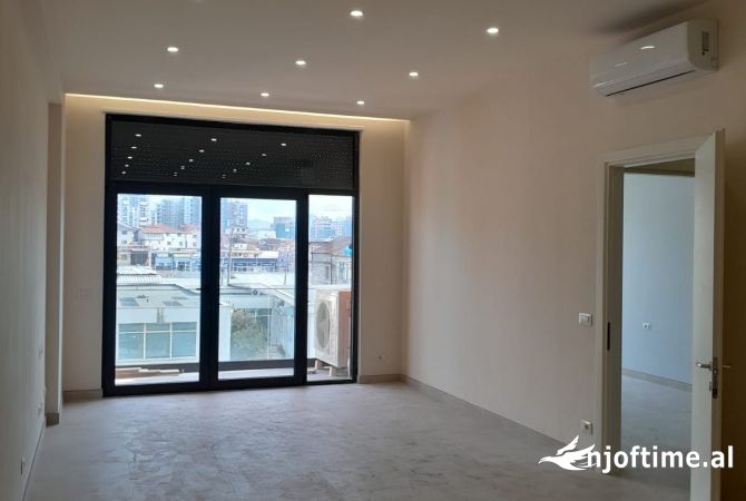 Ambient biznesi me qera 3+1 ne Tirane - 1,000 Euro